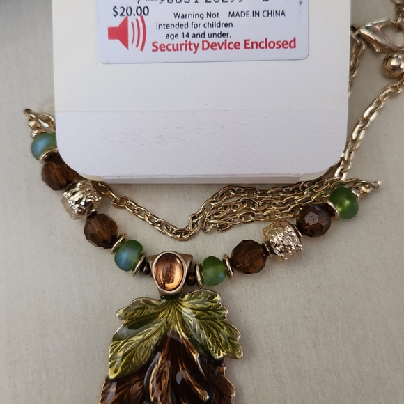 Elegant Gold and Green Leaf Pendant 16" Necklace NWT - Picture 2 of 4